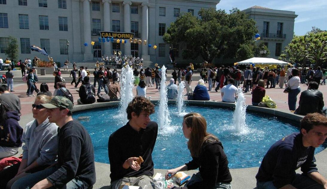 Image of students around Sproul Hall fountain